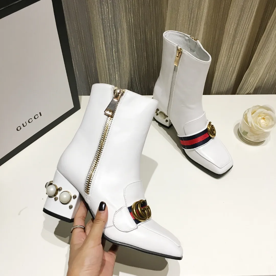 👟👟Ex-factory price 540👟👟 Classic version of GUCCI [Lightning] [Lightning] The latest autumn and winter new style 7-inch short boots [Love] The must-sell model in the picture above [Love] The original shoe last effect is great [Strong] The heel is also the original shoe 1:1 big pearl that fits the heel 100% 👻 Not the cheap small pearl on the market 🎉 The imported fabric is full-grain cowhide 🎁The texture is very beautiful💝Pay special attention to the fact that the inner pads are all imported sheepskin. The heel height is 7 cm. 35--40 in full package.